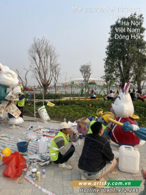 Đội ngũ Artsky hoàn thiện việc lắp đặt linh vật thỏ hỗn hợp giữa không gian mộng mơ của xứ sở thần tiên