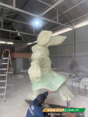 Nhân vật Artsky vận động gắn kết chi tiết mô hình tại xưởng