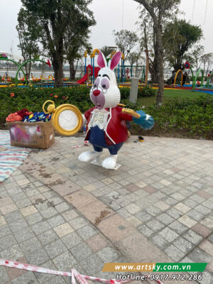 Cận cảnh chi tiết hoàn thiện của mô hình thỏ composite với đường chỉ rõ nét.