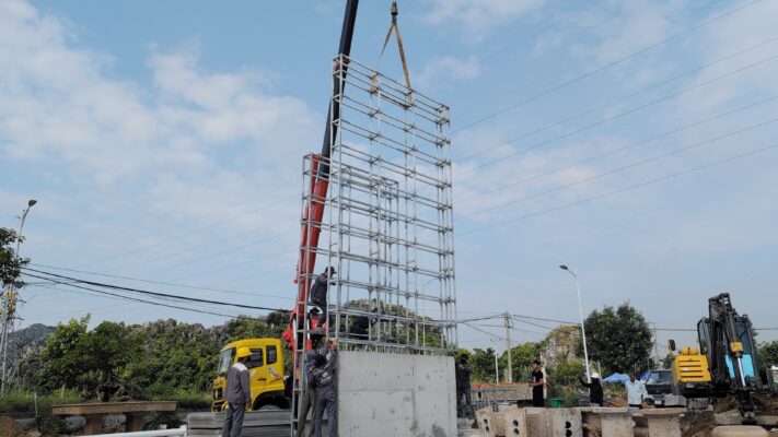 Thi công dựng khung kết cấu thép cổng chào Công ty Xi măng Bạch Đằng tại Hải Phòng