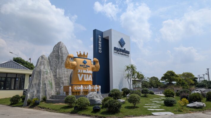 Thi công cổng công ty Xi măng Bạch Đằng hoàn thiện kiên cố và thẩm mỹ