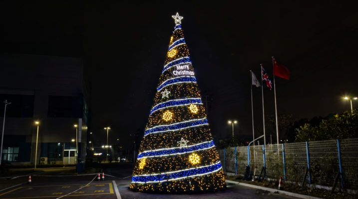 Cây thông Noel thắp sáng rực rỡ ban đêm tại khu vực cảnh quan ngoài trời