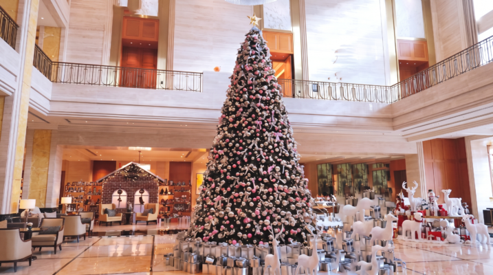 Cây thông Noel khổng lồ trang trí sang trọng tại sảnh thông tầng không gian thương mại