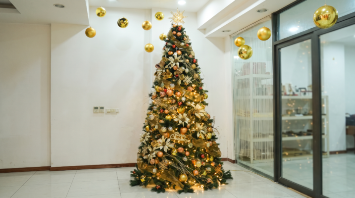 Cây thông Noel trang trí tinh tế với tông màu vàng ấm áp tại không gian nội thất văn phòng
