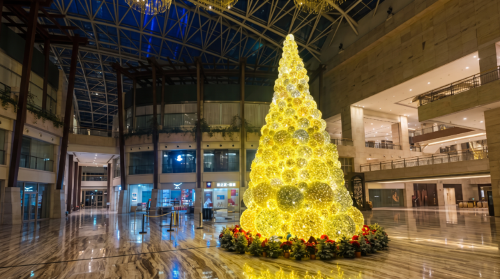 Mô hình cây thông Noel khổng lồ rực rỡ ánh sáng vàng tại sảnh thông tầng trung tâm thương mại