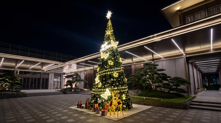 Trang trí cây thông Noel ngoài trời rực rỡ ánh sáng ban đêm tại tổ hợp kiến trúc hiện đại