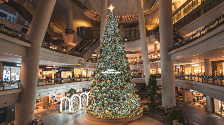 Thi công cây thông Noel đại cảnh thông tầng rực rỡ tại trung tâm thương mại Hải Phòng